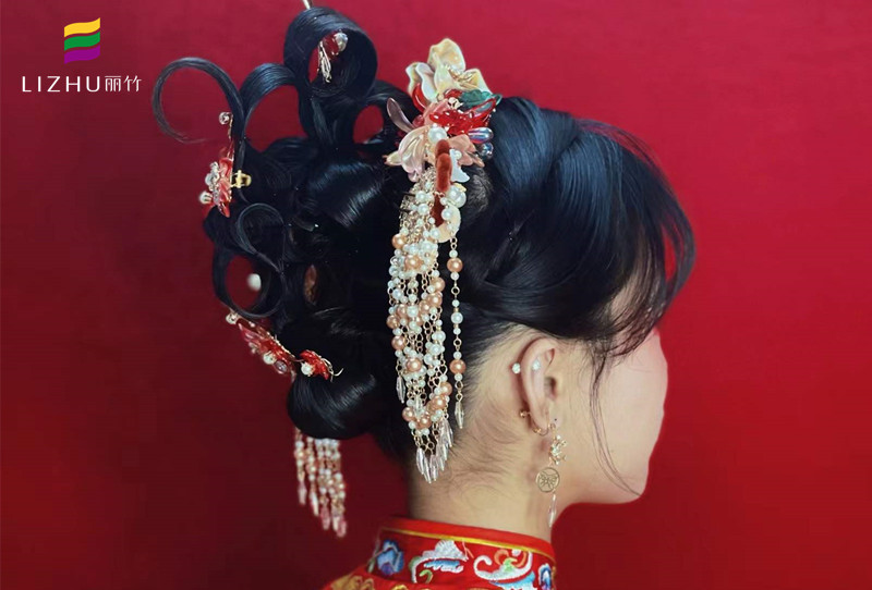 中式秀禾發(fā)型圖片，廣西學(xué)習(xí)化妝盤發(fā)教程