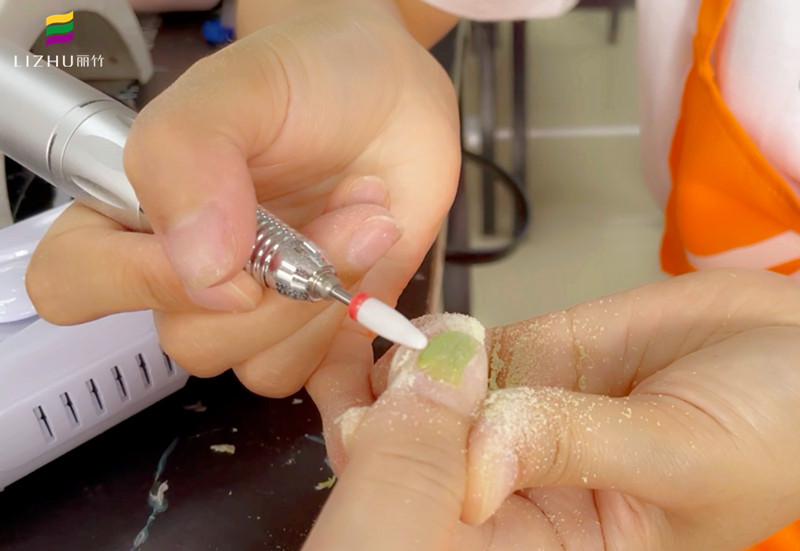 如何使用打磨機和卸甲包？南寧美甲師培訓(xùn)班教你