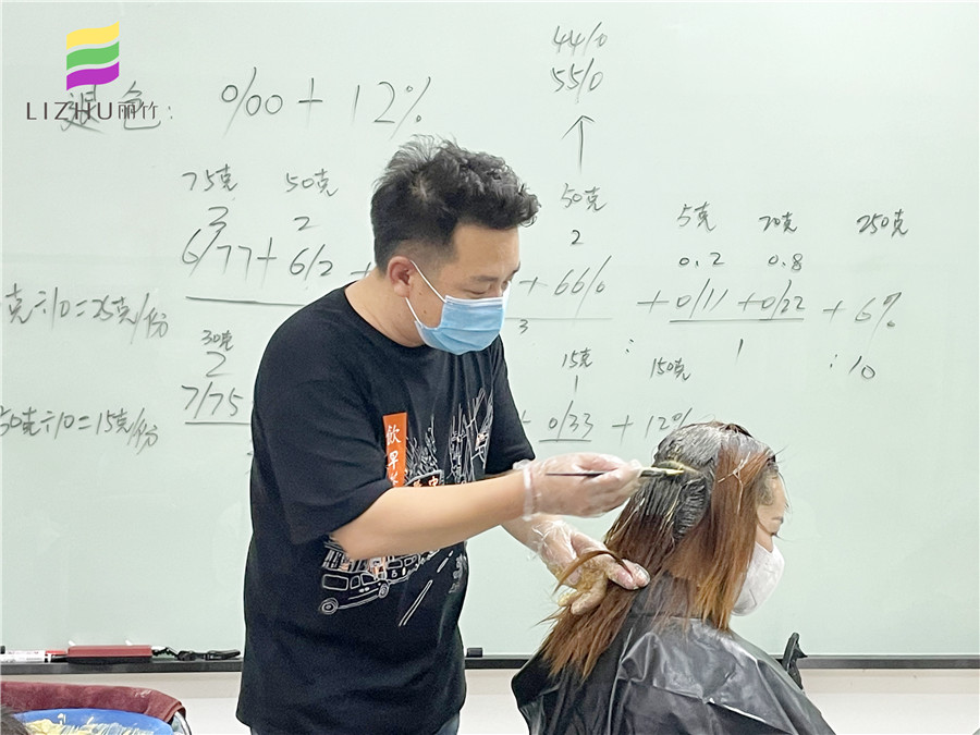 自己染發(fā)的技巧，廣西專(zhuān)業(yè)染發(fā)培訓(xùn)學(xué)校教你