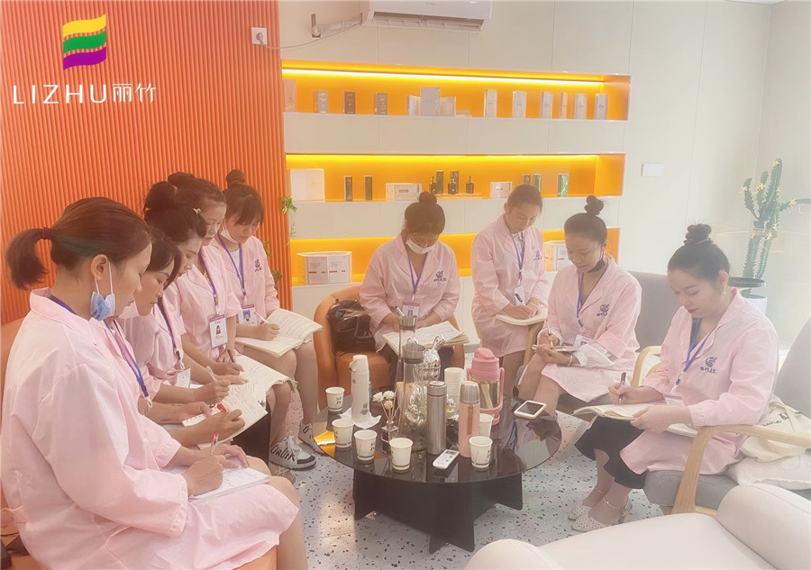 南寧美容學(xué)校畢業(yè)實(shí)習(xí) ---麗竹美容畢業(yè)班