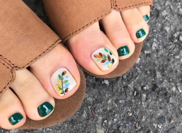 夏日腳部美甲圖片，廣西培訓(xùn)美甲的學(xué)校分享