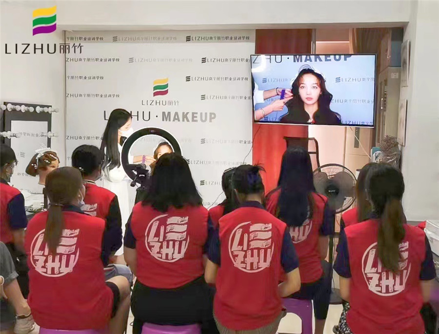 韓式披發(fā)造型，南寧時尚彩妝培訓班課堂分享