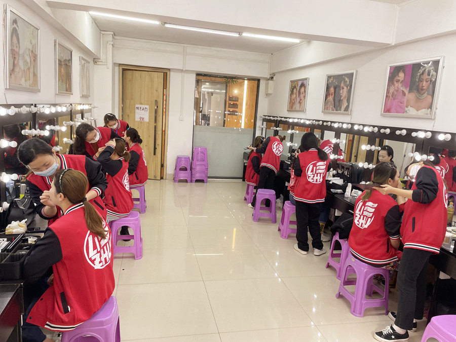 使用散粉后卡粉怎么辦?廣西化妝專業(yè)學(xué)校支招