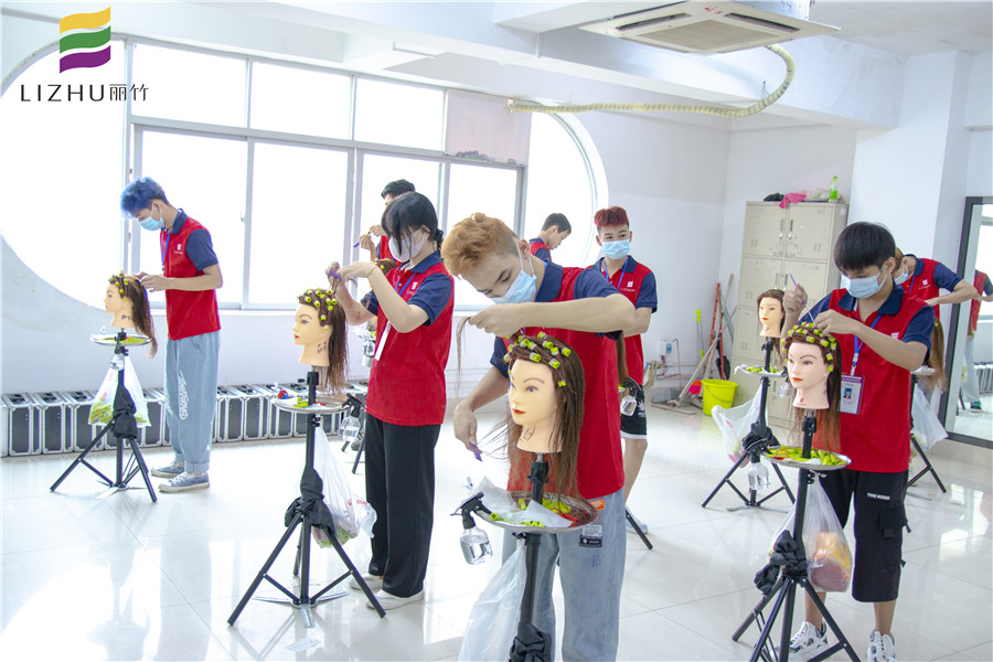 美發(fā)上杠如何加定型水？南寧培訓(xùn)燙發(fā)課程