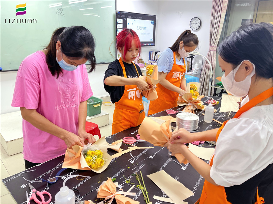 櫥窗禮盒&MINI花束，南寧花藝師培訓(xùn)學(xué)校作品