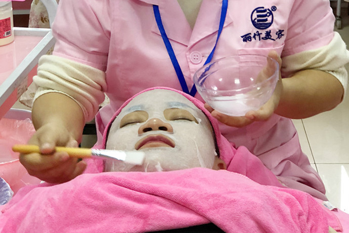 夏日敷水膜的次數(shù)越多越好嗎？南寧美容學(xué)校老師這么說