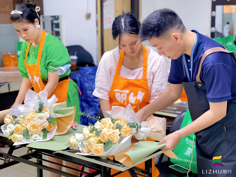 韓式清新花束特點，南寧花藝短期培訓(xùn)班手把手分析