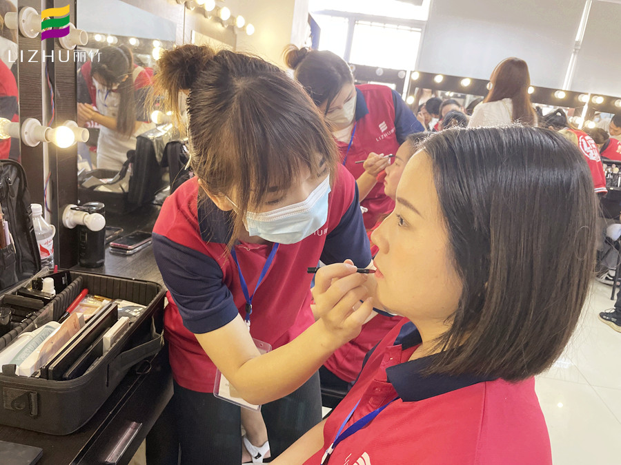 如何區(qū)分冷白皮和暖白皮？廣西美妝彩妝學(xué)校授課開(kāi)講