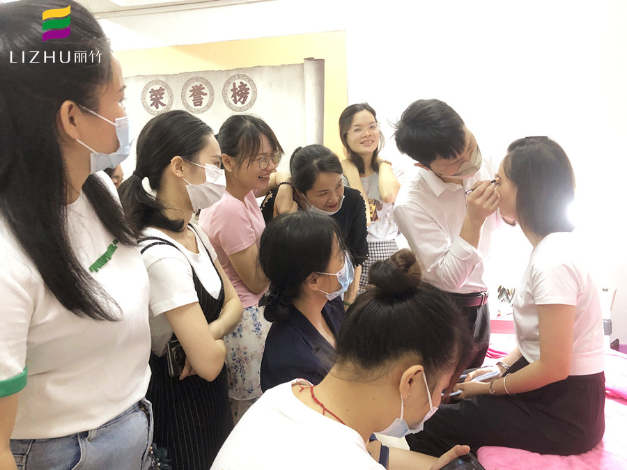 紋眉后怎么修眉才好看？南寧眉眼唇培訓(xùn)學(xué)校教你