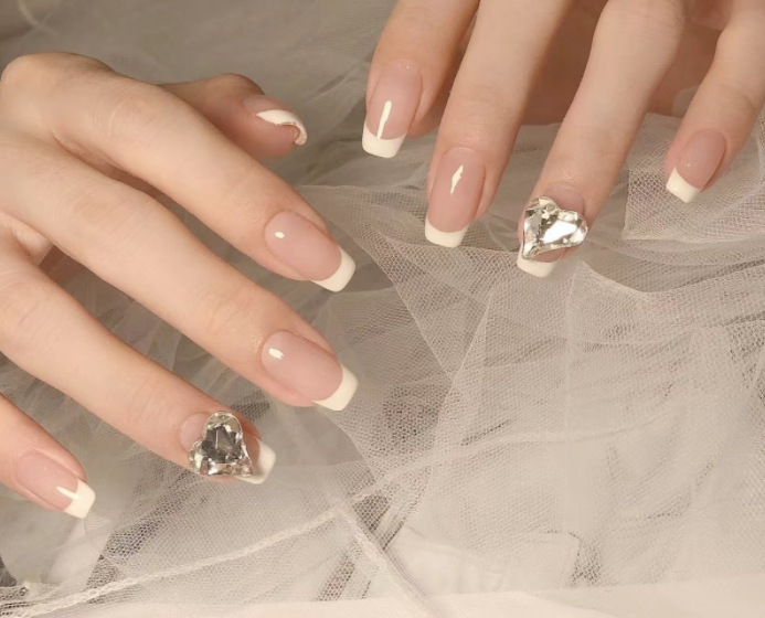 水鉆美甲圖片，南寧時(shí)尚美甲培訓(xùn)分享給你