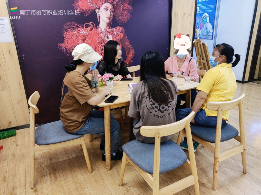 忙！忙！忙！麗竹學(xué)校人氣火爆的招生大廳