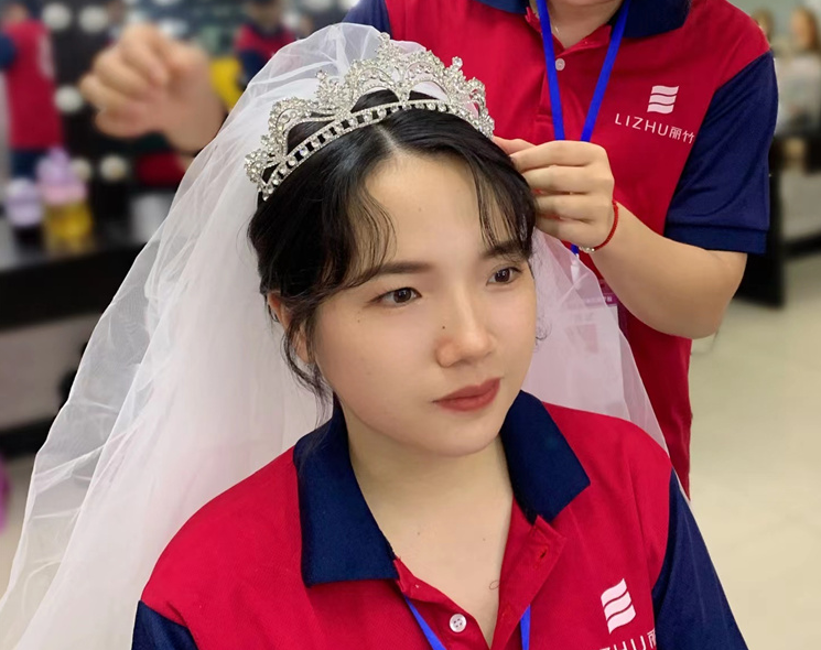 學(xué)化妝盤發(fā)基本手法，到麗竹化妝造型學(xué)校