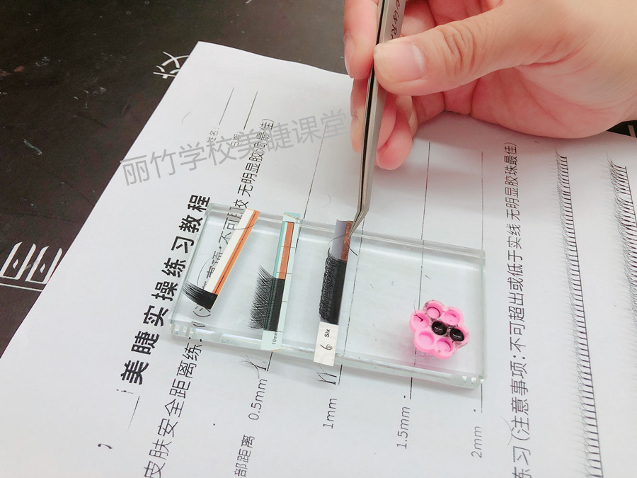 紙上嫁接睫毛，南寧美甲美睫學(xué)校學(xué)員練習(xí)
