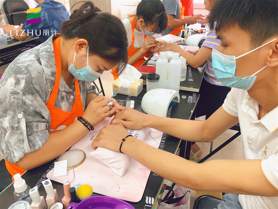 美甲修手有什么項(xiàng)目？南寧市美甲學(xué)校教程