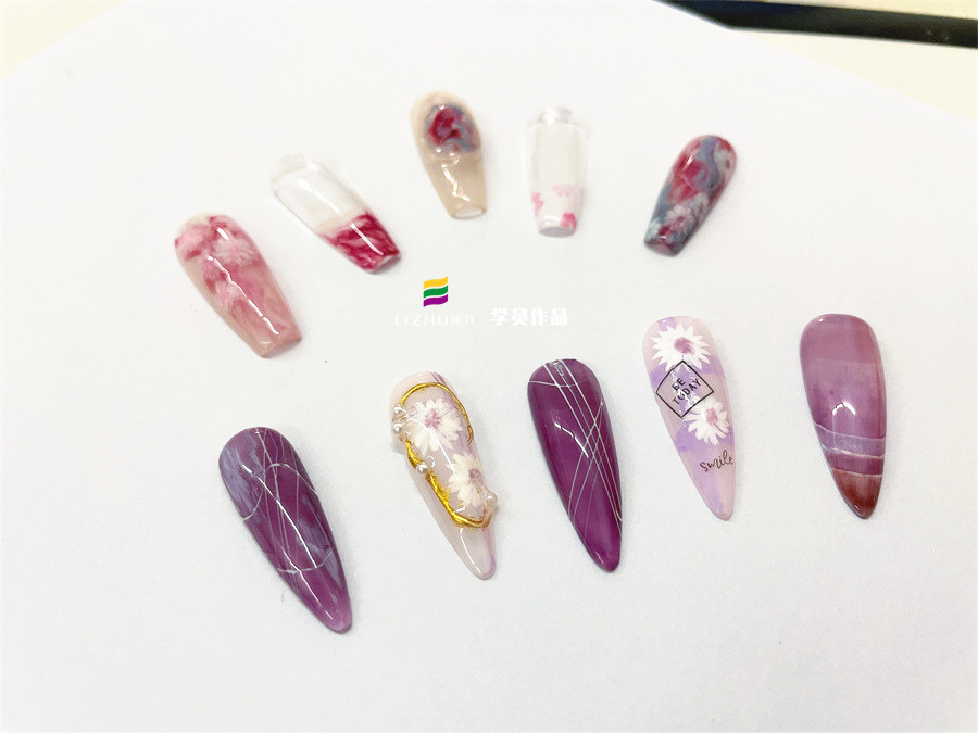 手黑做美甲如何選擇顏色？南寧美甲時(shí)尚培訓(xùn)教你