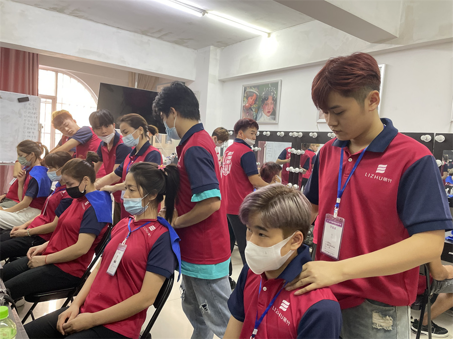 美發(fā)洗護肩頸按摩注意事項 ，廣西美發(fā)學校培訓洗頭