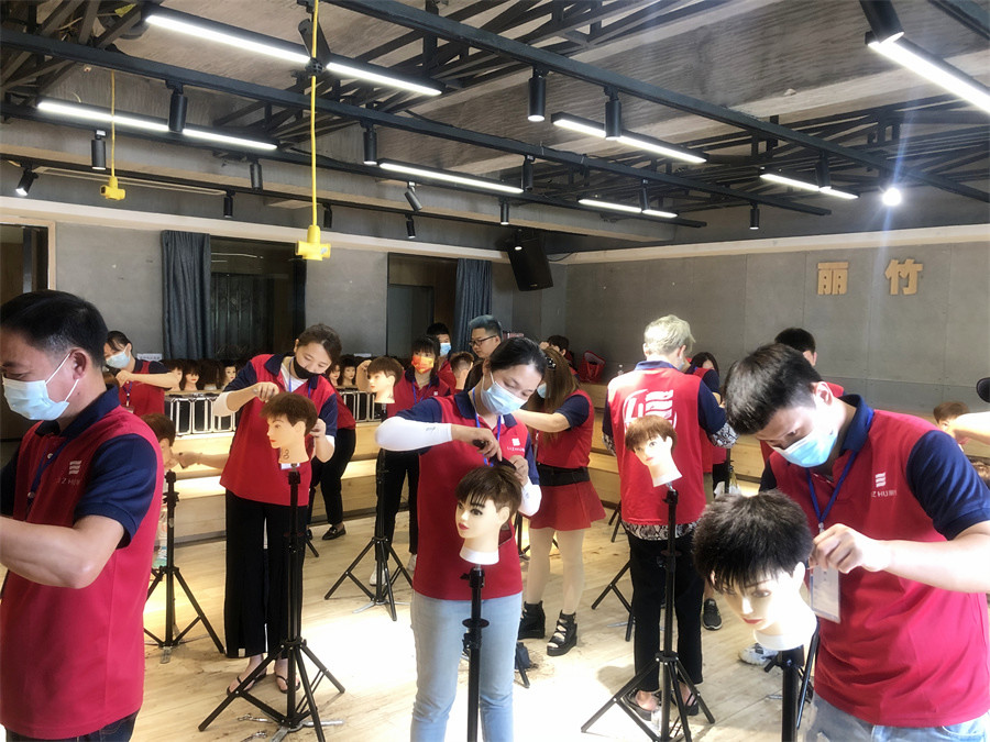 南寧美發(fā)培訓學校朝氣蓬勃的學習之旅