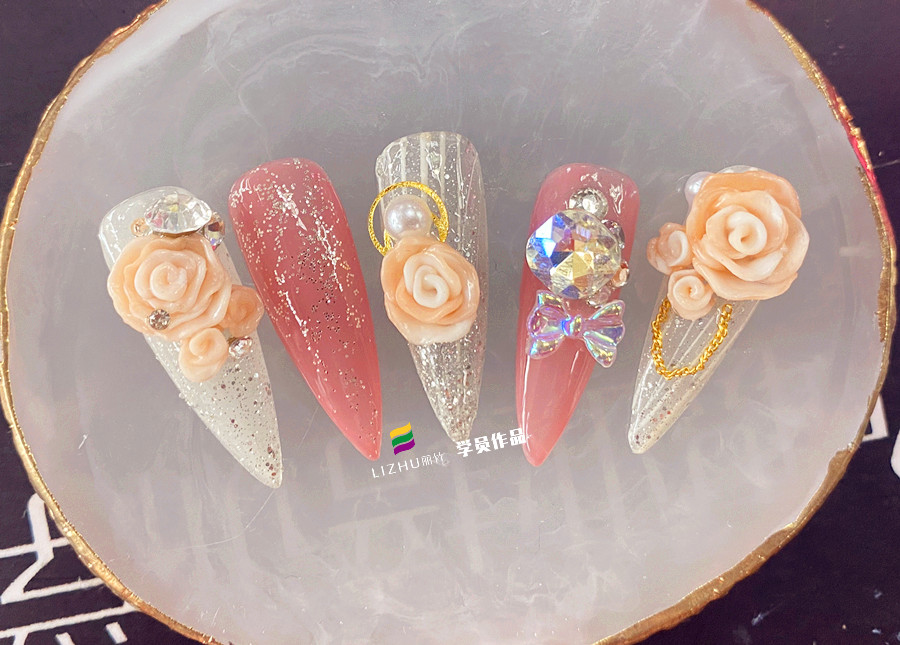 玫瑰雕花美甲作品，告訴你廣西美甲學校哪家好？
