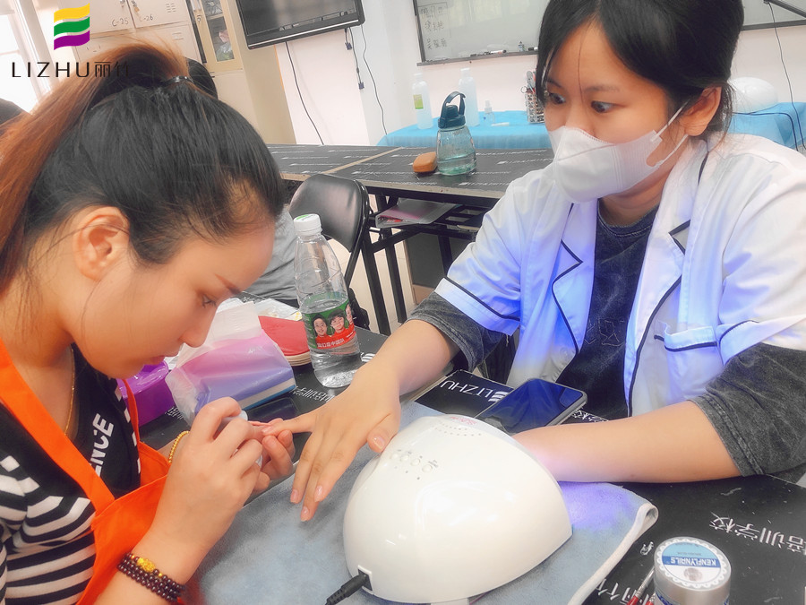 美甲基礎知識內(nèi)容：指甲油干了怎么辦？