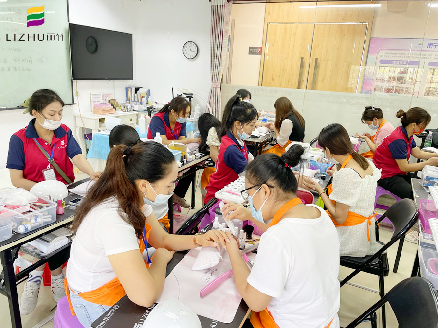 不同甲型的打磨方法，廣西南寧美甲培訓(xùn)班教學(xué)內(nèi)容