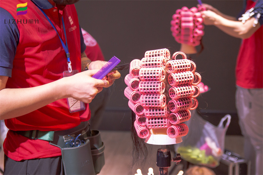 塑料卷發(fā)筒使用方法，廣西南寧專業(yè)燙發(fā)學(xué)校課程