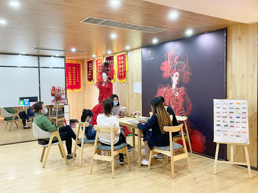 麗竹學(xué)校招生大廳里，全都是人人人人人人