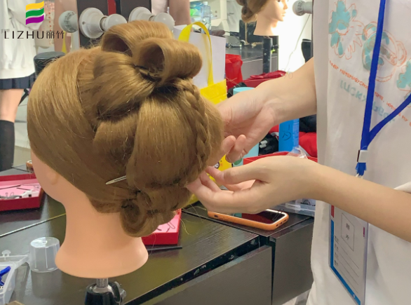 秀禾發(fā)型手打卷教程，南寧化妝盤發(fā)培訓(xùn)課件