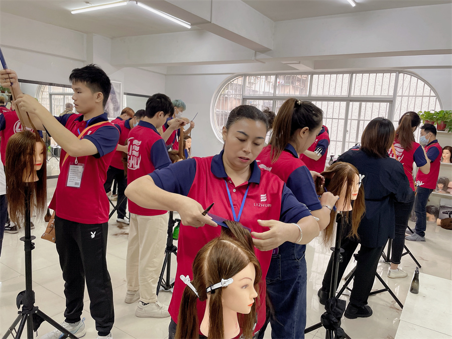 頭發(fā)打薄的技巧，廣西學(xué)理發(fā)剪發(fā)