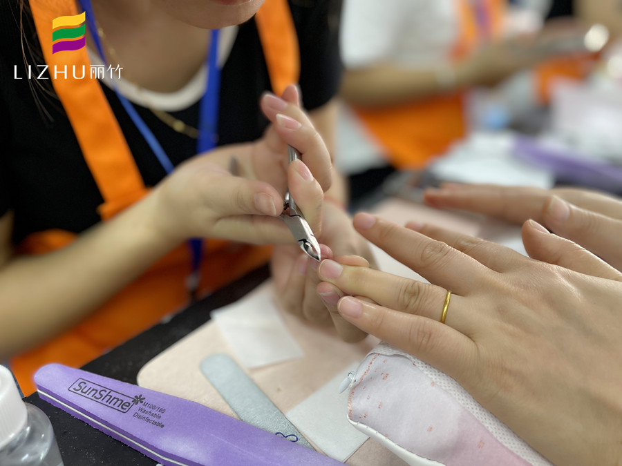 指甲剪太短疼怎么辦？廣西美甲正規(guī)學(xué)校告訴你