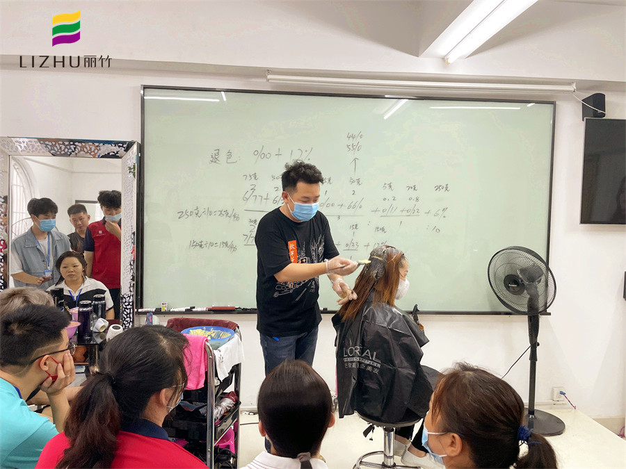 染膏怎么才能涂均勻？廣西染發(fā)培訓(xùn)學(xué)校現(xiàn)場(chǎng)示范