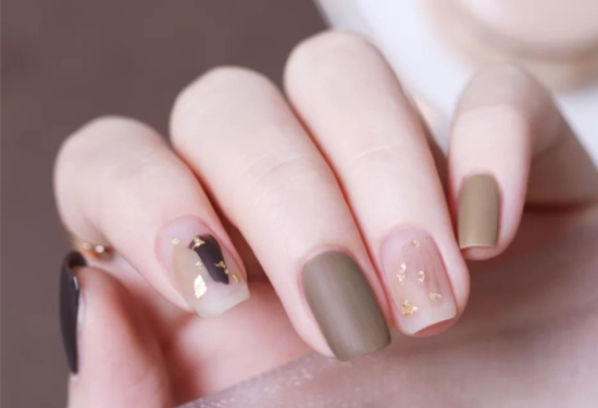 溫柔暖棕秋冬美甲 ??，南寧市美甲學(xué)校讓你成為“小太陽(yáng)”