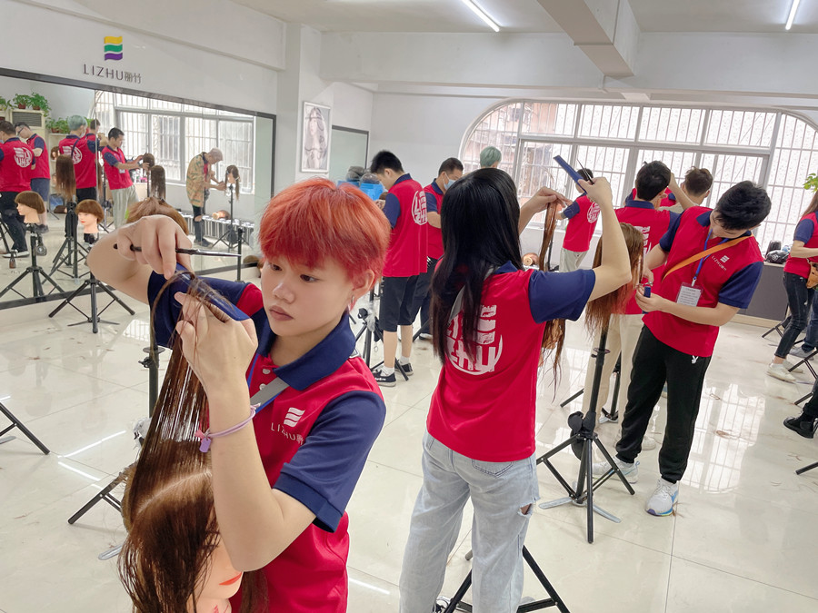 你適合剪齊劉海嗎？南寧剪發(fā)職業(yè)學(xué)校為你詳解