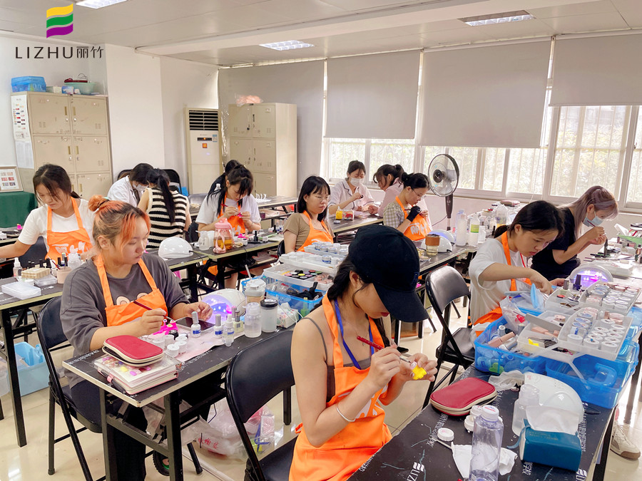 冬天做指甲為什么會裂？廣西南寧美甲學校分享原因