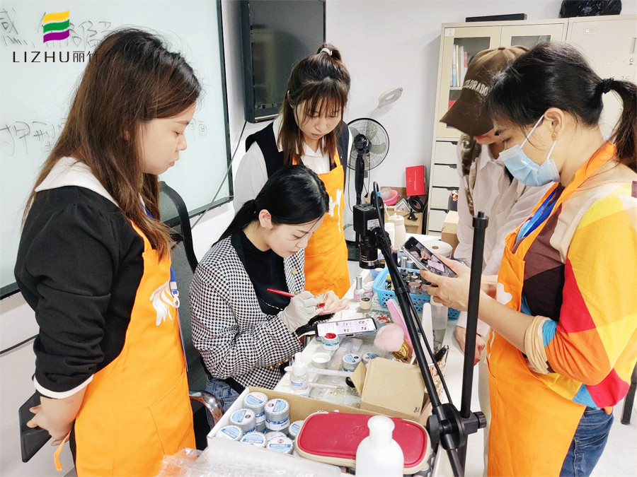 南寧學(xué)美甲要多久？南寧專業(yè)培訓(xùn)美甲師的學(xué)校歡迎你