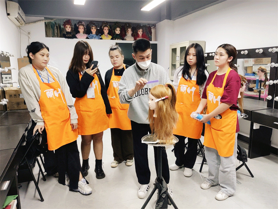 南寧化妝編發(fā)盤發(fā)去哪學？歡迎到麗竹學校化妝專業(yè)