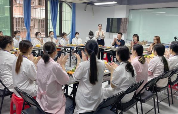 南寧美容學(xué)校舉行畢業(yè)生座談會