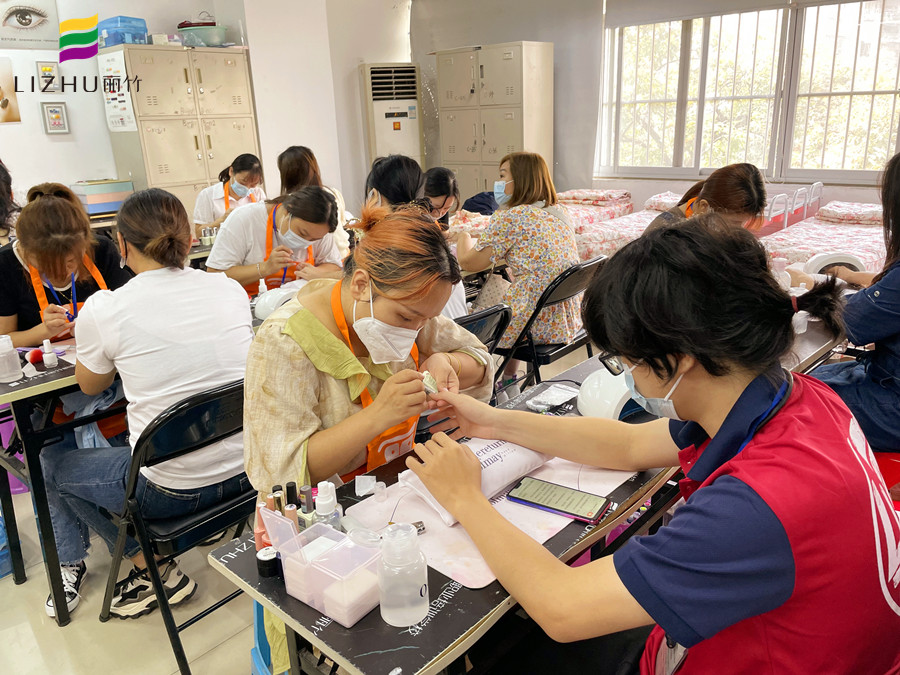 指甲油拉絲了怎么辦？廣西基礎(chǔ)美甲課件講解