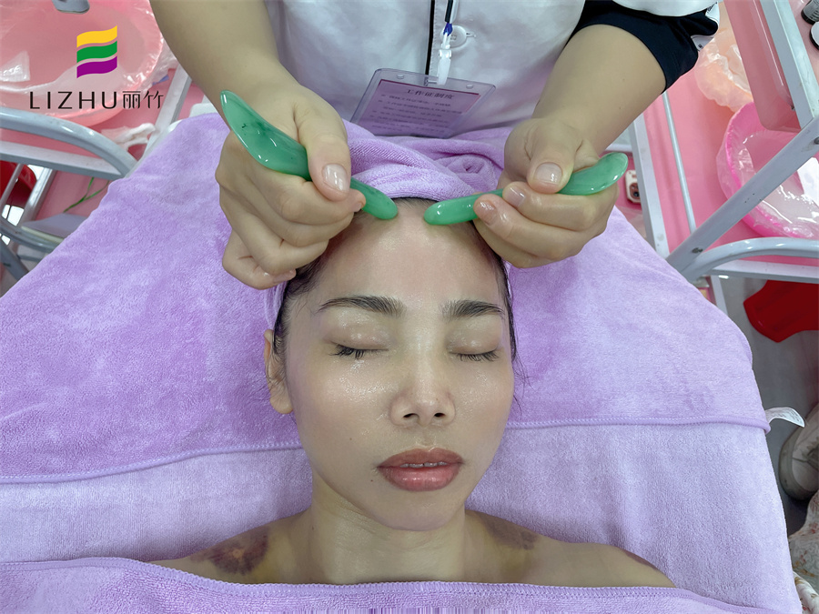 額頭撥筋的手法，廣西皮膚管理學(xué)校分享
