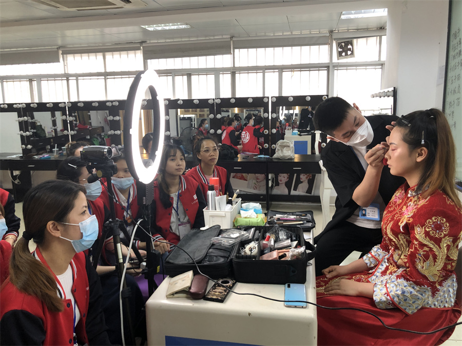 零基礎(chǔ)在廣西學(xué)化妝，廣西化妝基礎(chǔ)班歡迎你