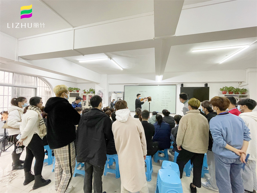 南寧燙染學(xué)校哪里好？南寧學(xué)燙染頭發(fā)多少錢？