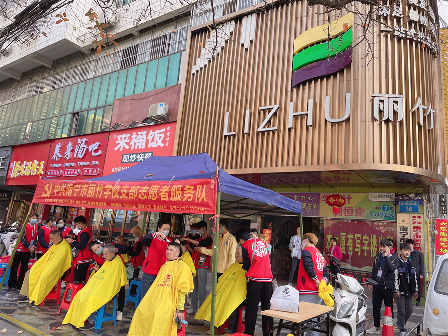 麗竹學(xué)校開展理發(fā)，美容，美甲活動(dòng)，共慶“二月二””