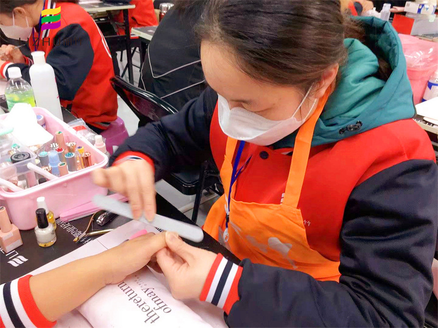 課堂實況！南寧美甲專業(yè)學(xué)員練習(xí)