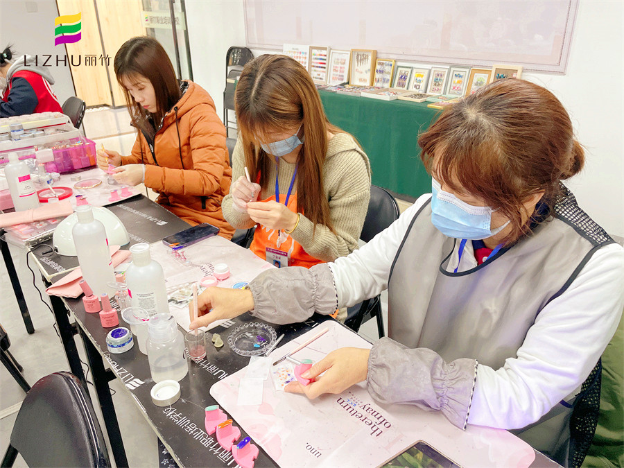 學(xué)美甲有年齡限制嗎？南寧專(zhuān)業(yè)美甲師培訓(xùn)學(xué)校告訴你