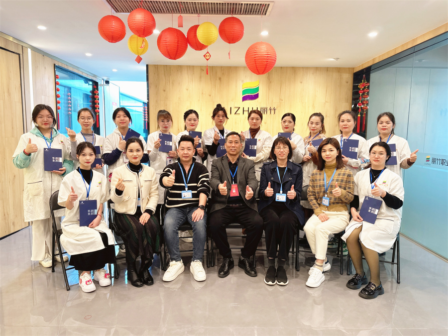 南寧美容培訓(xùn)班畢業(yè)，同學(xué)們，加油！