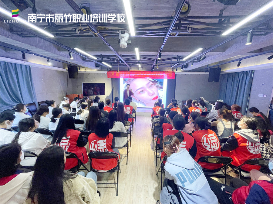 南寧紋繡專業(yè)眉眼唇培訓(xùn)學(xué)校開課啦