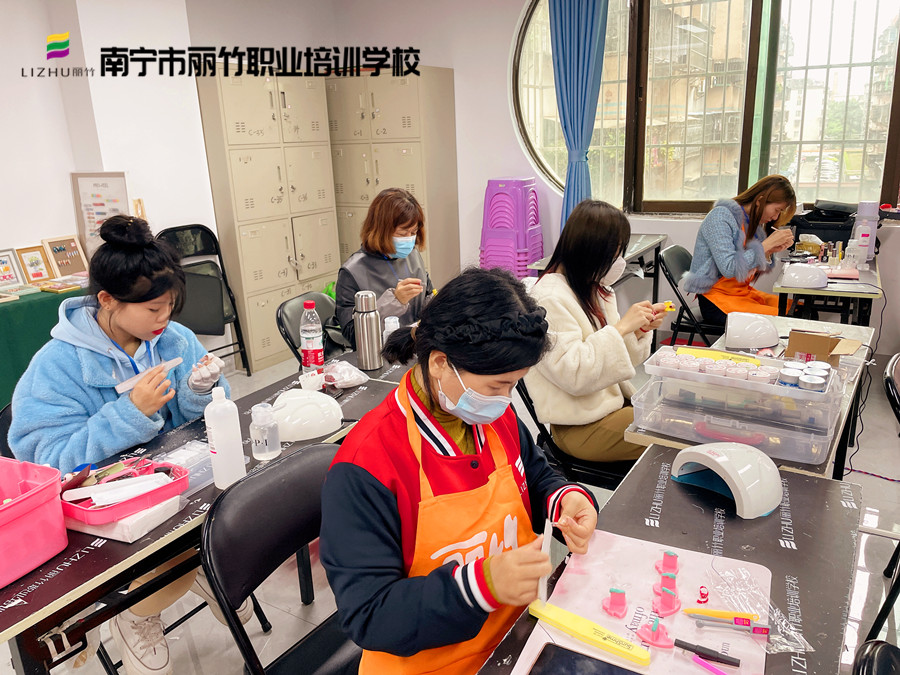 廣西美甲基礎內容：經常做美甲手會變黑嗎？