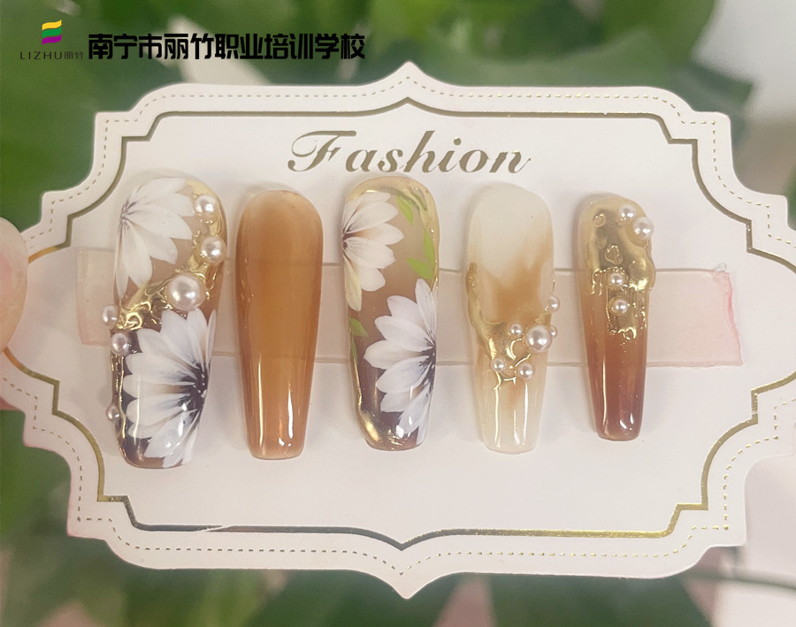 春日手繪花朵美甲，廣西美甲速成班營造春之浪漫