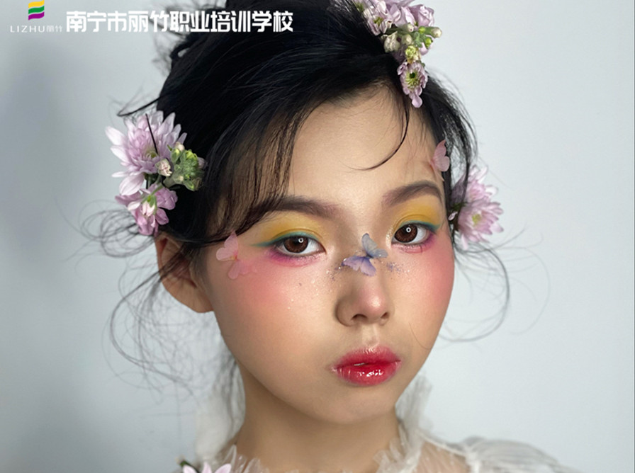 森系鮮花新娘造型，南寧新娘化妝學校作品