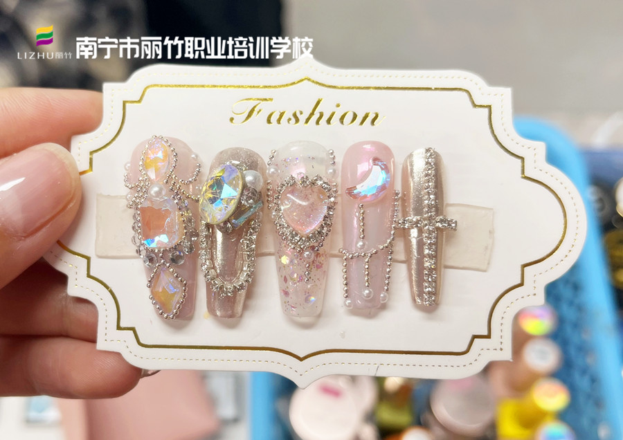 堆鉆美甲，零基礎(chǔ)學(xué)美甲在南寧