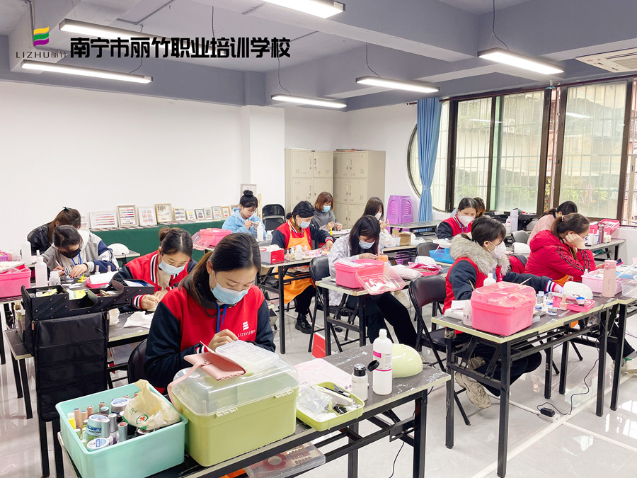 南寧學美甲哪里可以進修？麗竹學校美甲專業(yè)